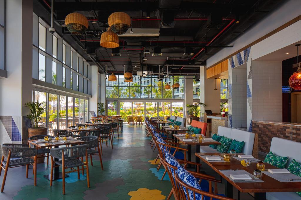 Centara Mirage Beach Resort Dubai ресторан