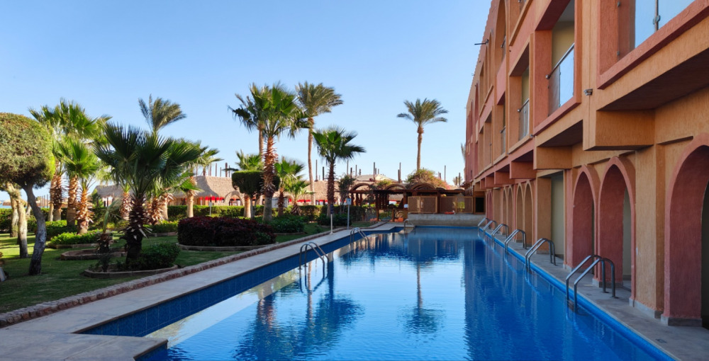 фасад отеля и территория