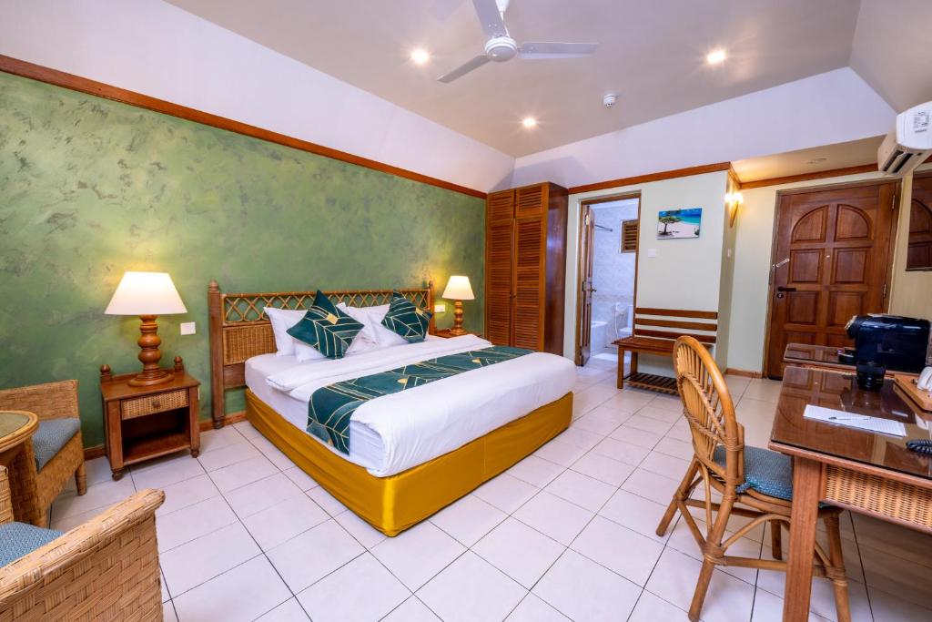 пляж и пальмы