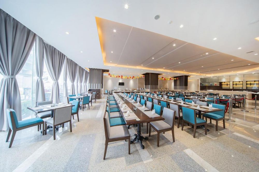 Green Beach Hotel бассейн