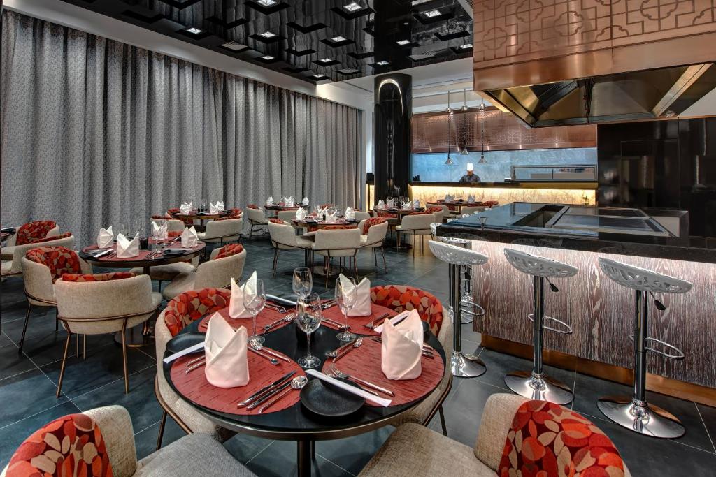 Royal M Beach Resort Al Aqah ресторан