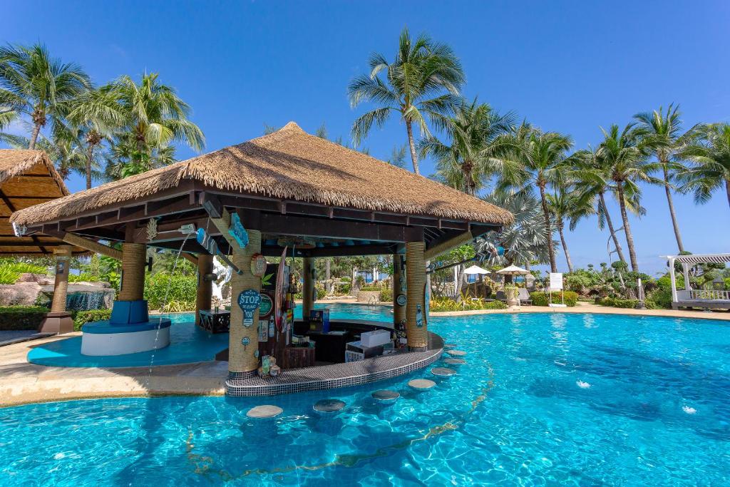 Thavorn Palm Beach бассейн