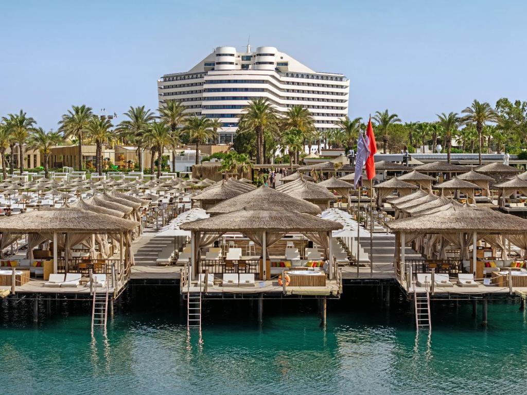 Titanic Deluxe Lara территория