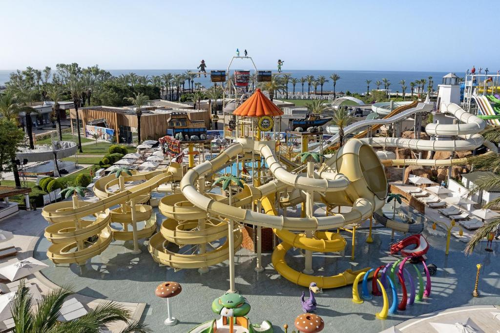 Titanic Deluxe Lara бассейн