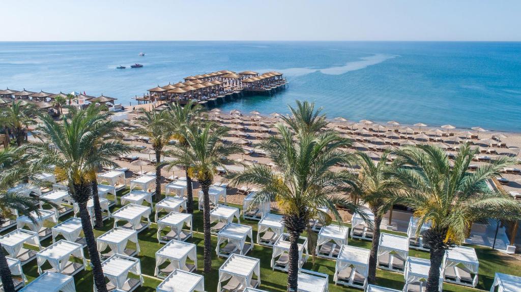 Titanic Deluxe Lara пляж